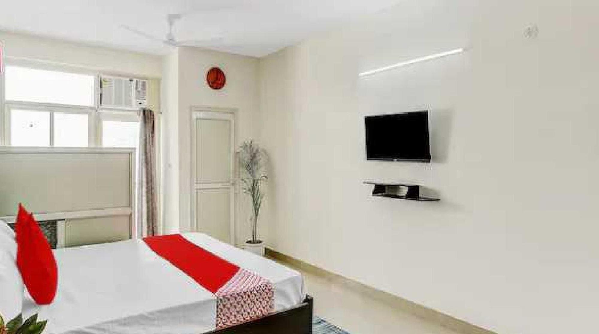 Hotel O Krishna Orchid Near Noida Sector 81 Metro Station Buitenkant foto