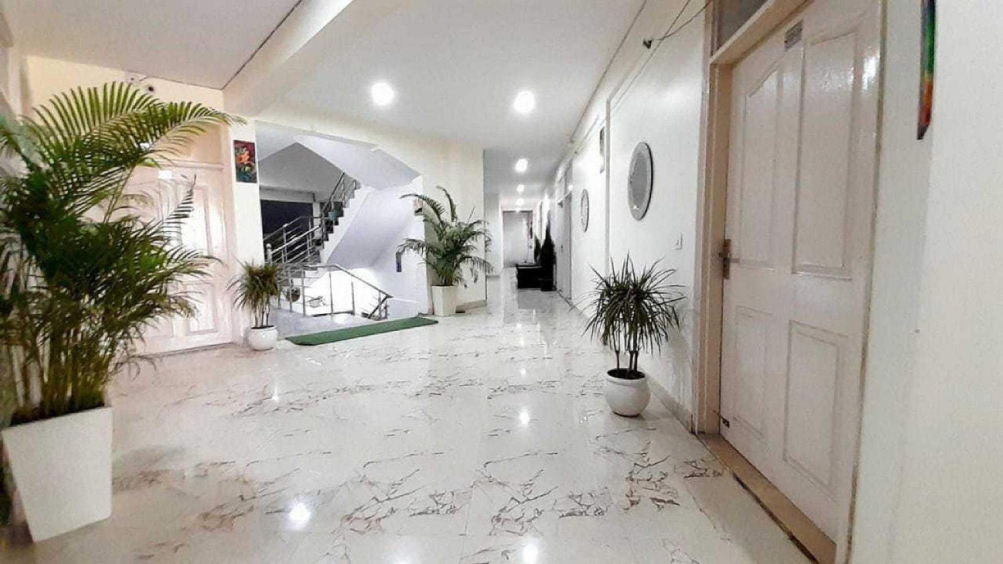 Hotel O Krishna Orchid Near Noida Sector 81 Metro Station Buitenkant foto
