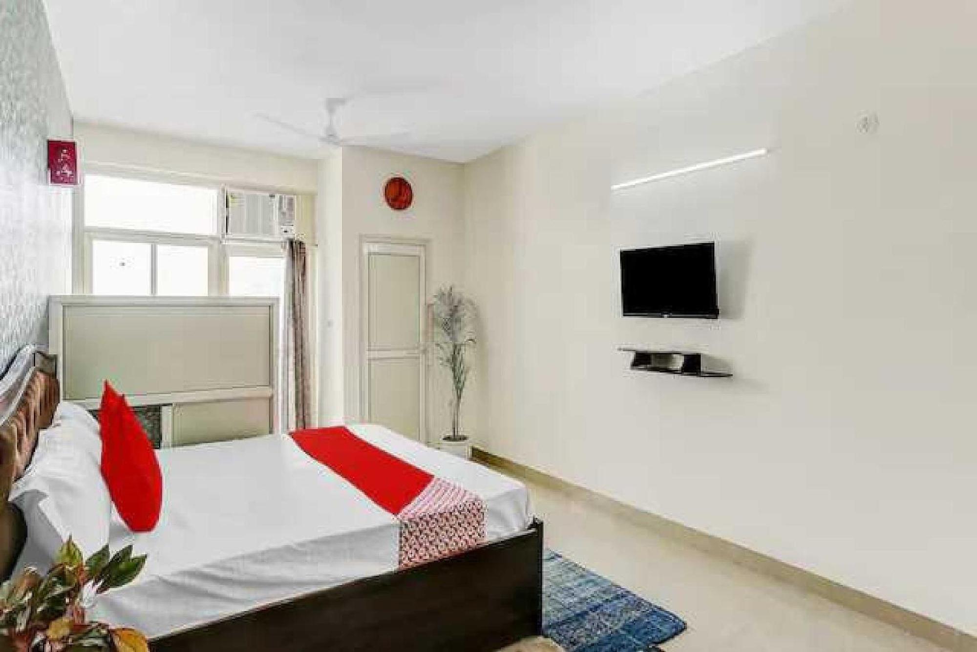 Hotel O Krishna Orchid Near Noida Sector 81 Metro Station Buitenkant foto